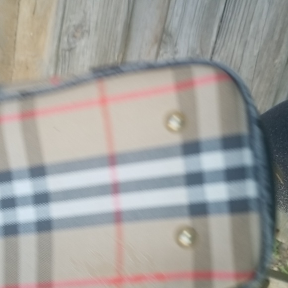 Authentic Burberry Handbag (TOTE)9 - Picture 9 of 13